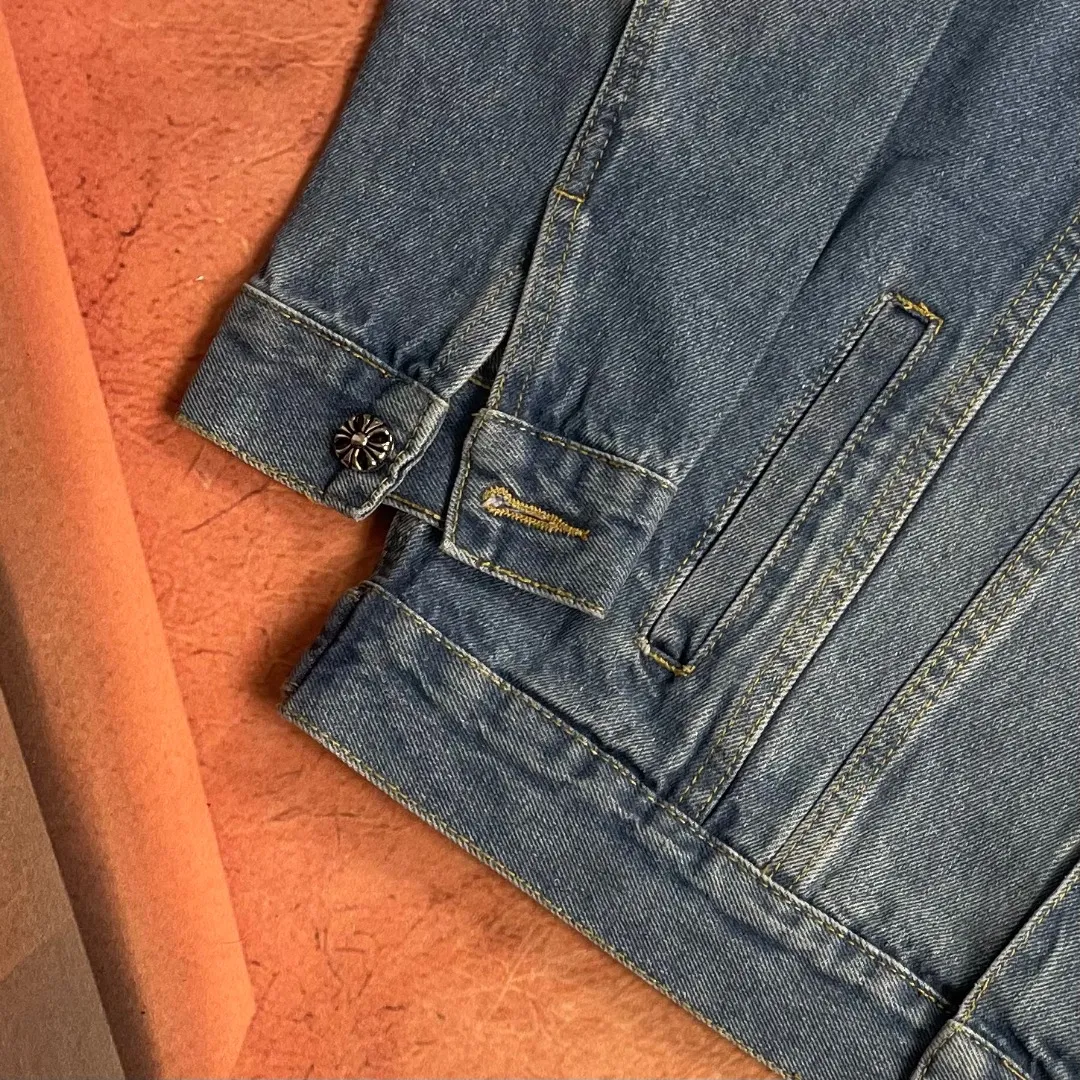 🅿️340 🔘Model No.-KL212 🔘Cro Heart𝐂𝐡𝐫𝐨𝐦𝐞 𝐇𝐞𝐚𝐫𝐭 CH Washed Cross-Laminated Heavy Duty Full Back Multi-Leather Denim Jacket* As a benchmark brand in the fashion field, its wash craftsmanship is a model in the industry. This denim piece is made of heavy denim fabric and has been washed in more than ten ancient ways to present a rich layer of distressed colors. The pink vegetable tanned leather cross patch has been laser cut and manually inlaid to enhance brand recognition with precise grain matching technology. The high-waist three-dimensional tailoring adopts the golden ratio formula, and uses dart transfer technology to optimize the hip and leg lines. The slim fit is designed to take into account the amount of activity, adapting to the needs of multiple scenes. The iconic washing effect combines three processes of enzyme washing, stone grinding and cat whiskering. The hardware is PVD vacuum coated, and the durability and gloss reach luxury-level standards. From the hand-stitched leather appliqués to the customization of the exclusive woven label, every detail adheres to the craftsman's principles - the brand totem outlined by the Behringer embroidery machine, combined with the silver thread anti-counterfeiting webbing, builds a complete quality system. Whether paired with a college-style knitwear to express youthful tension, or combined with a midriff-baring outfit to create a modern aura, its unisex adaptability and multi-dimensional matching potential make it a must-have item in the wardrobe of high-end players.  Size: S M L XL (46.48.50.52) Color: Blue